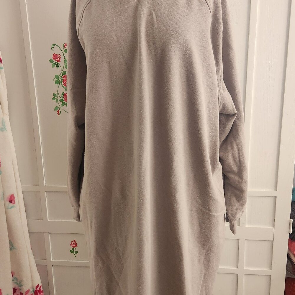 a long-sleeve hoodie dress featuring a relaxed, straight-cut silhouette with poc